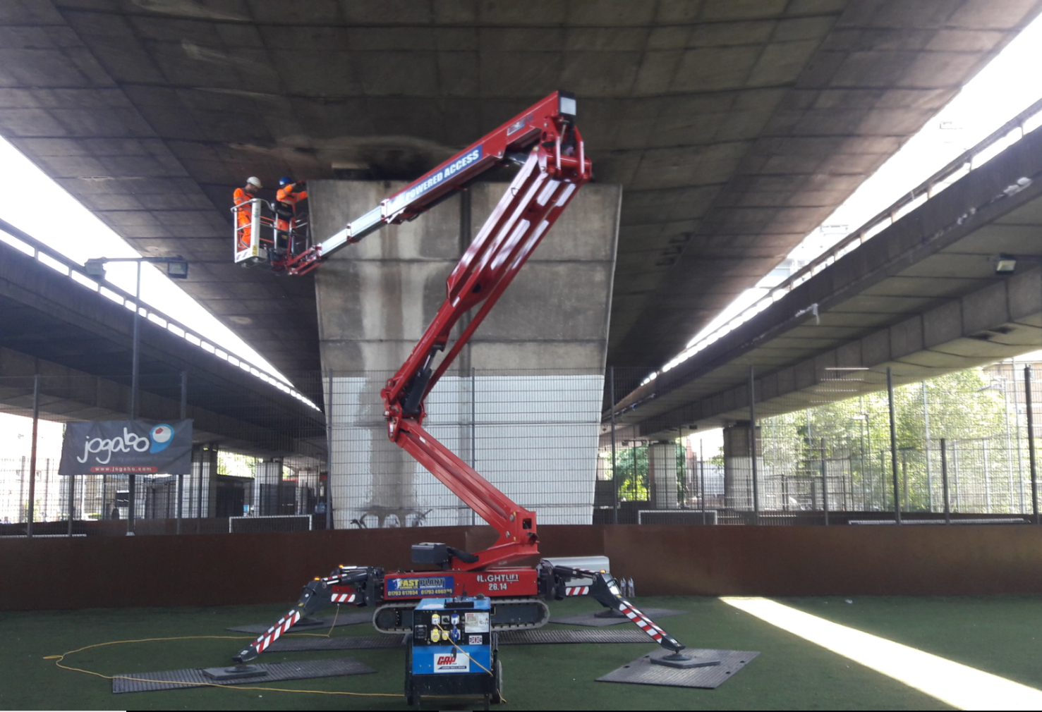 Low ground pressure tracked spiders & booms assist with inspection of London flyover