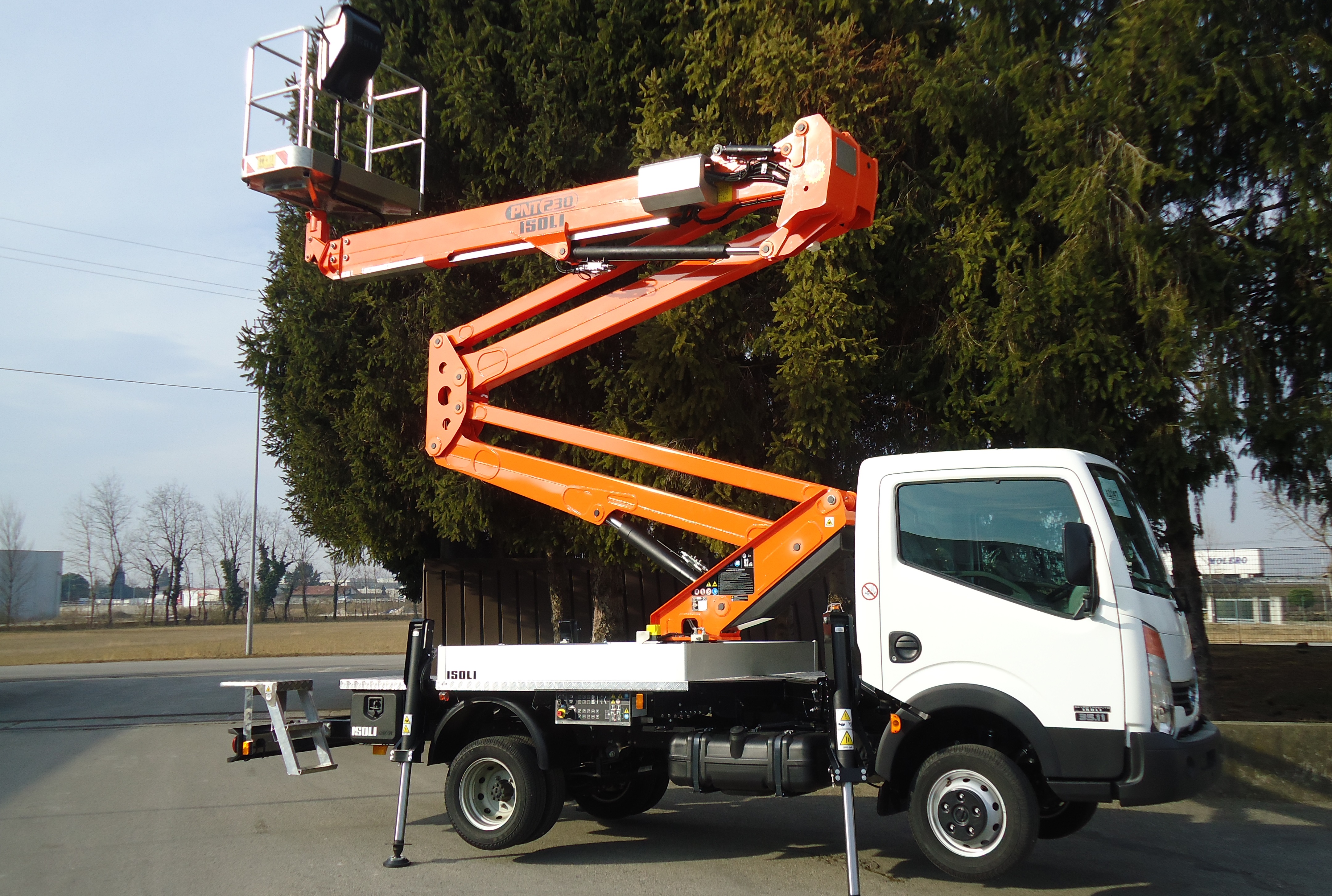 High Capacity Isoli Truck Mounted Boom Assists With Building Maintenance  