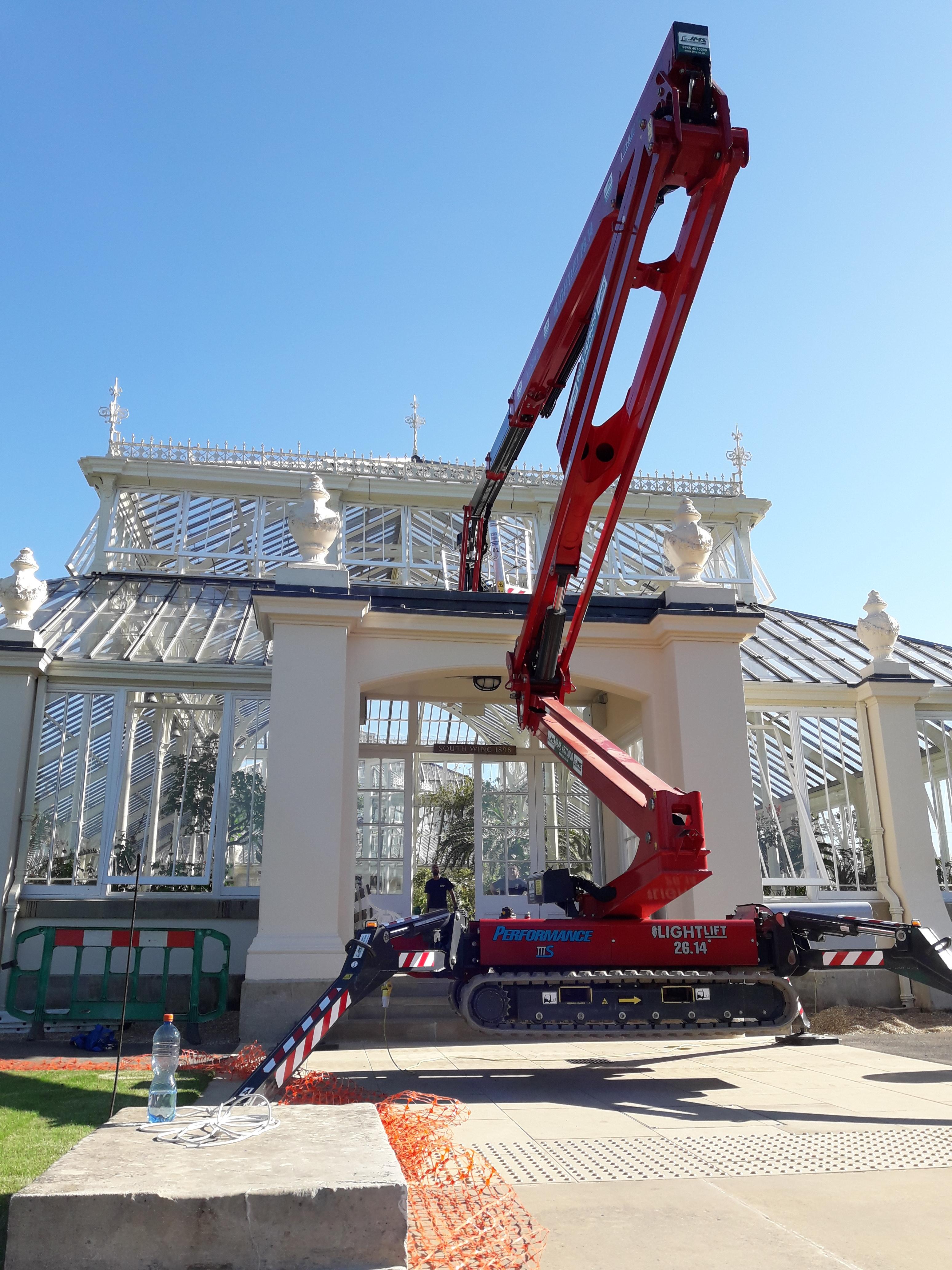 Hinowa Tracked Boom Enables Restoration of Iconic Glass House 