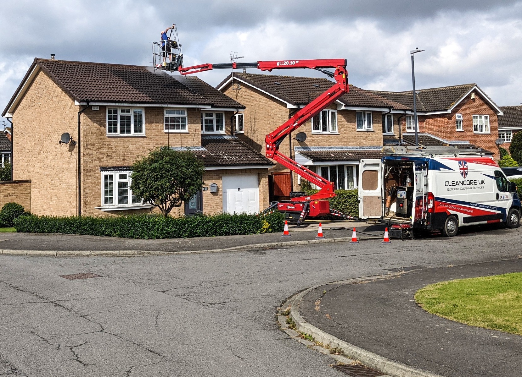 Hinowa spider platform used for cleaning house roof