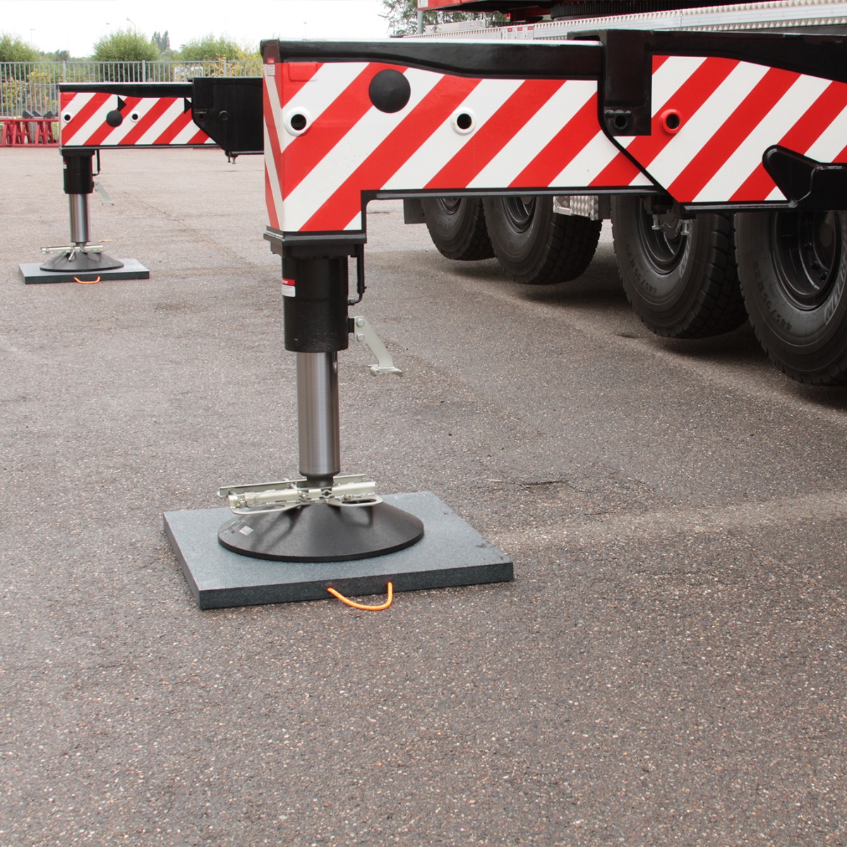 Nolim Square Outrigger pads in use with a crane