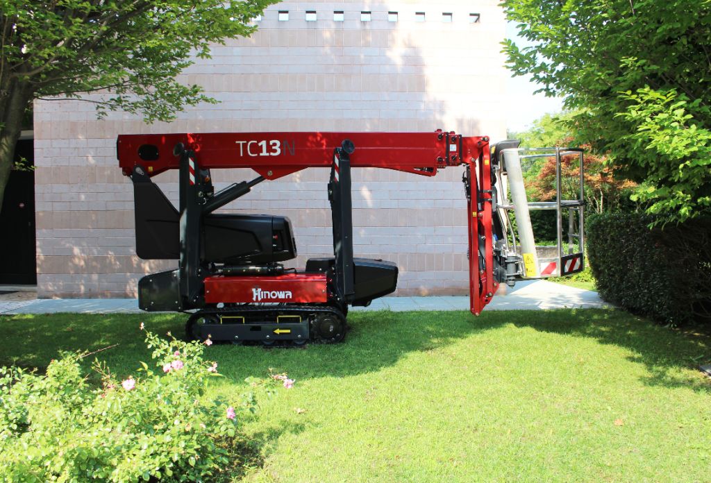 The spider platform has been designed to be highly compact and light, allowing it to be tracked into highly confined spaces on low load-bearing floors.